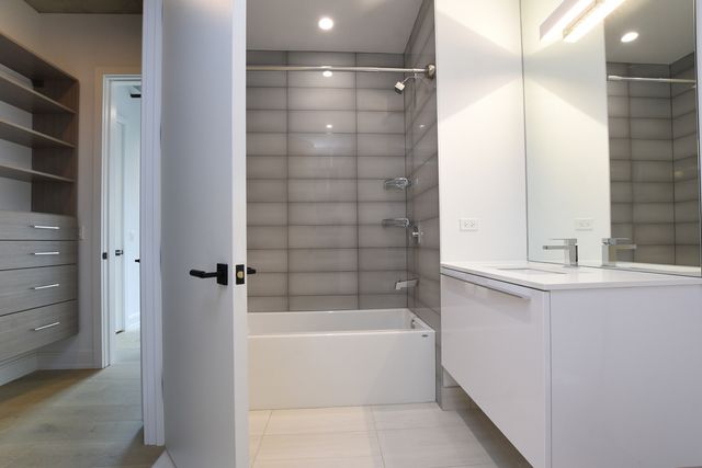 111 S PEORIA Street 302, Chicago, IL 60607