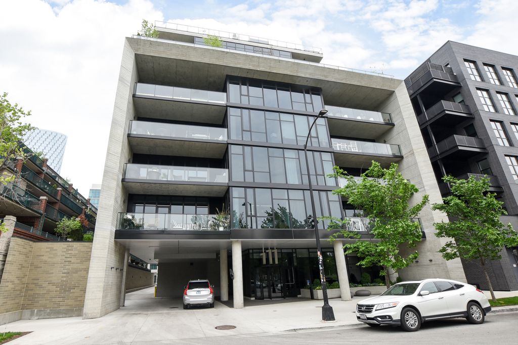 111 S PEORIA Street 302, Chicago, IL 60607