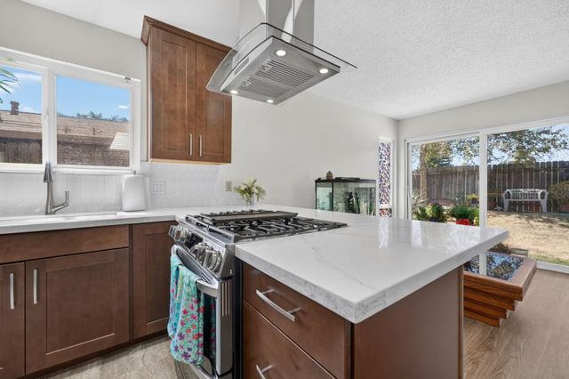 5645 Woodforest, Sacramento, CA 95842