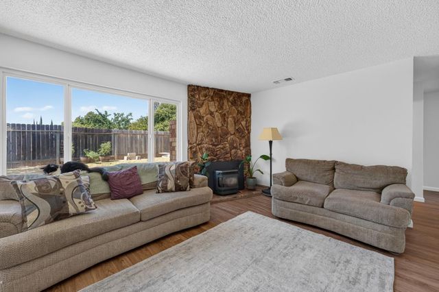 5645 Woodforest, Sacramento, CA 95842