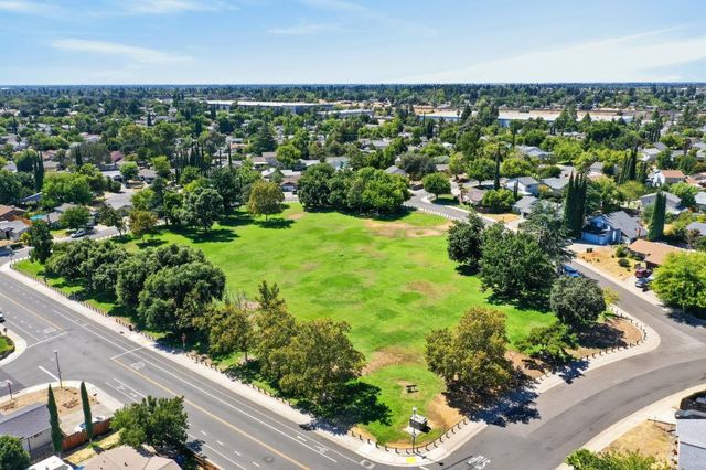 5645 Woodforest, Sacramento, CA 95842