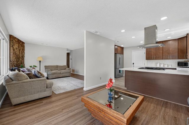 5645 Woodforest, Sacramento, CA 95842
