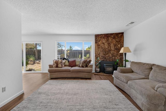 5645 Woodforest, Sacramento, CA 95842