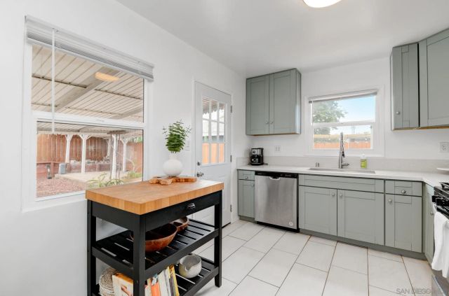 6741 Carthage St, San Diego, CA 92120