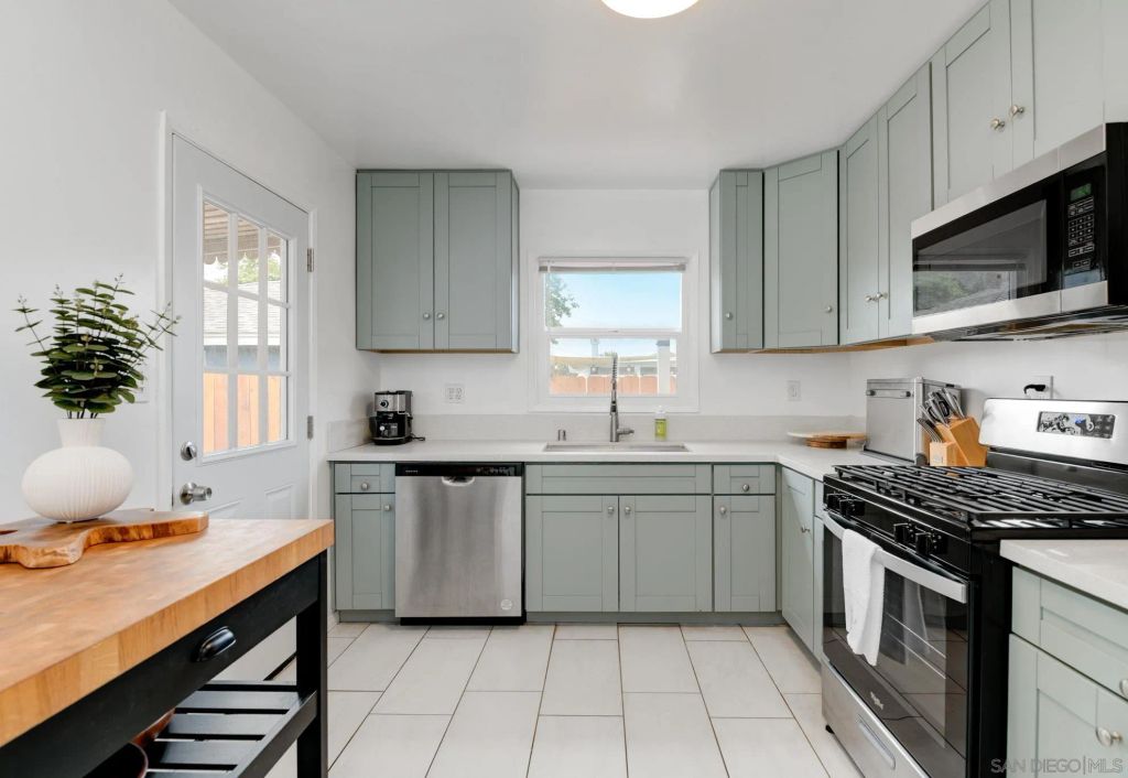 6741 Carthage St, San Diego, CA 92120