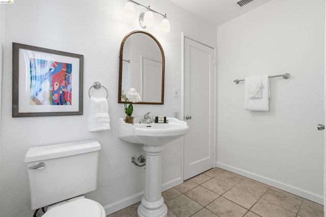 6914 Outlook Ave, Oakland, CA 94605