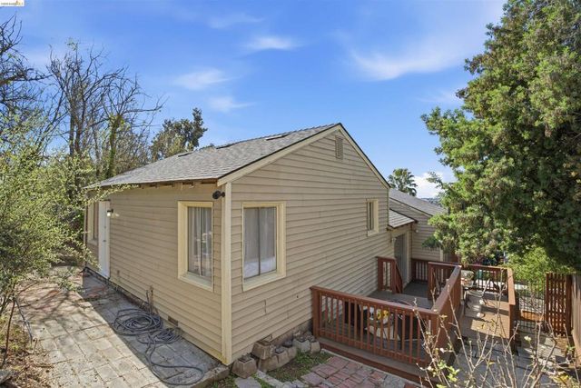 6914 Outlook Ave, Oakland, CA 94605