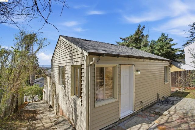 6914 Outlook Ave, Oakland, CA 94605