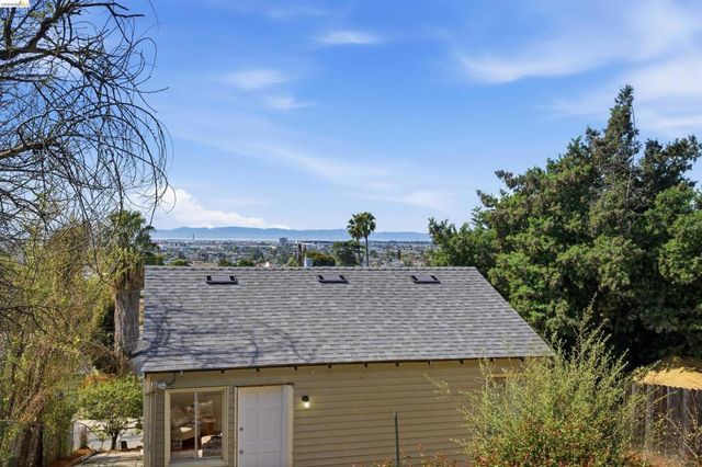 6914 Outlook Ave, Oakland, CA 94605