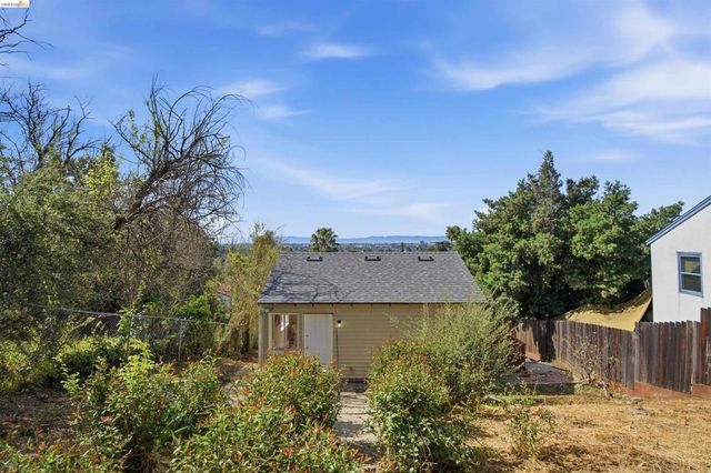 6914 Outlook Ave, Oakland, CA 94605