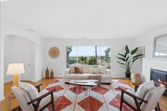 6914 Outlook Ave, Oakland, CA 94605