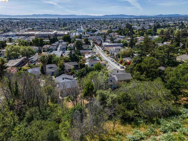 6914 Outlook Ave, Oakland, CA 94605