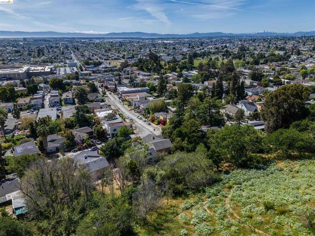 6914 Outlook Ave, Oakland, CA 94605