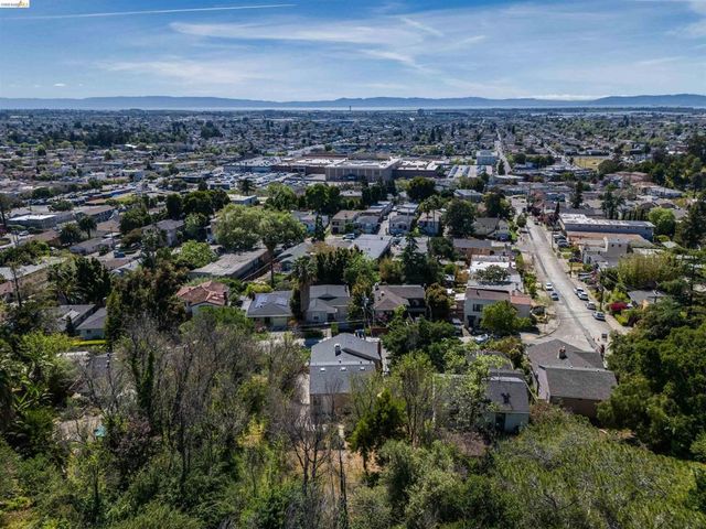 6914 Outlook Ave, Oakland, CA 94605