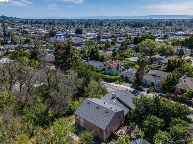 6914 Outlook Ave, Oakland, CA 94605