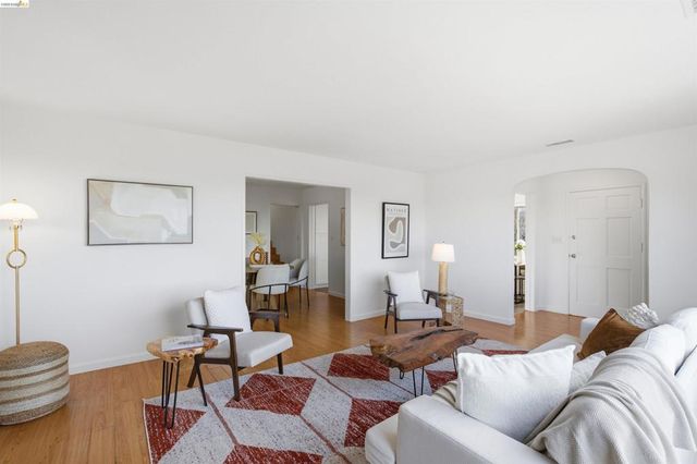 6914 Outlook Ave, Oakland, CA 94605