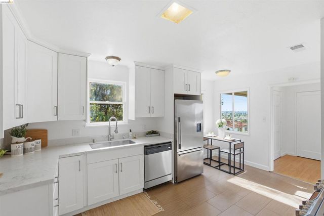 6914 Outlook Ave, Oakland, CA 94605