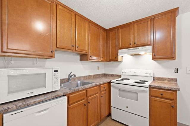 1510 Skyline Dr 12, Lowell, MA 01854