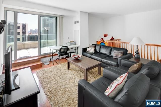 20 Newport Parkway 617, Jersey City, NJ 07310