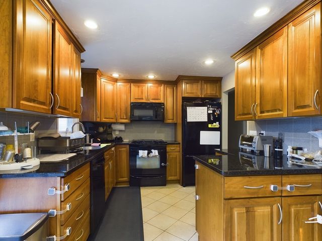 1 Makechnie Rd, Burlington, MA 01803