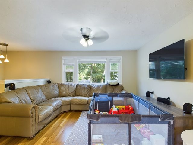 1 Makechnie Rd, Burlington, MA 01803