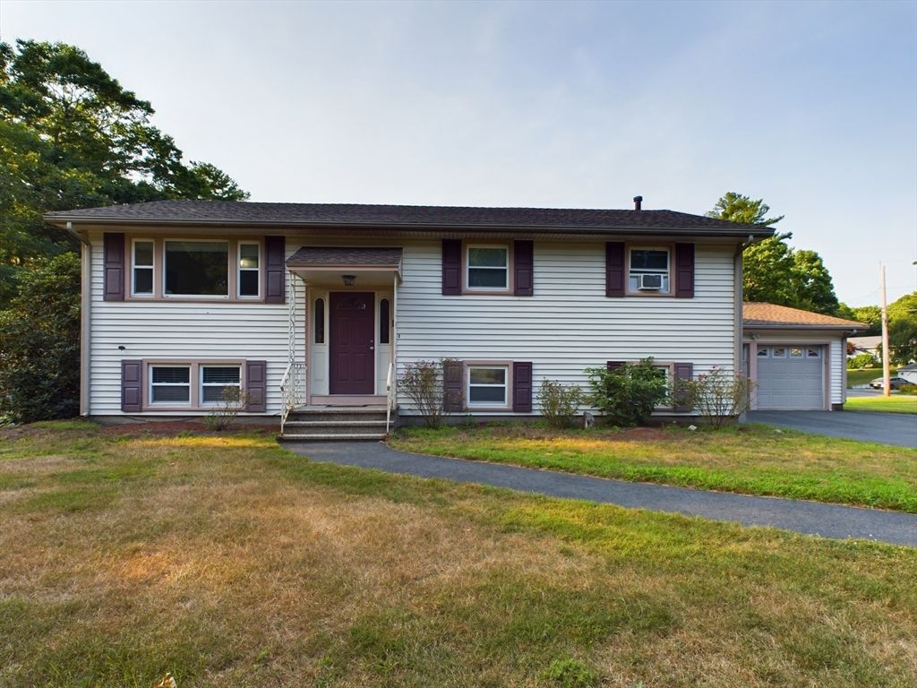 1 Makechnie Rd, Burlington, MA 01803