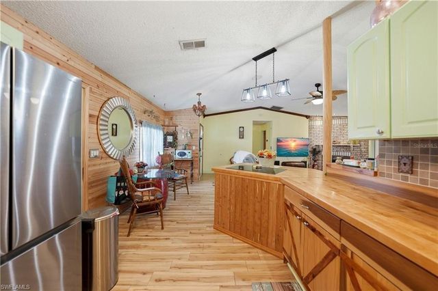 2213 NE 6th PL, Cape Coral, FL 33909