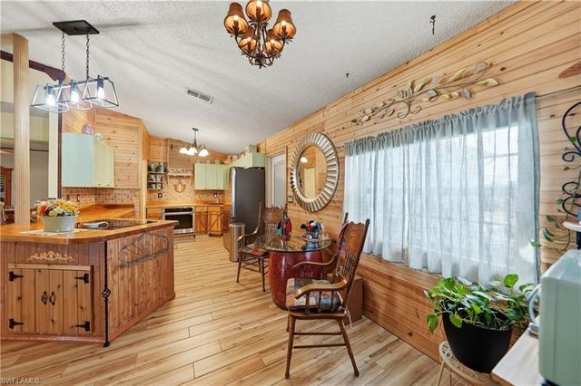 2213 NE 6th PL, Cape Coral, FL 33909