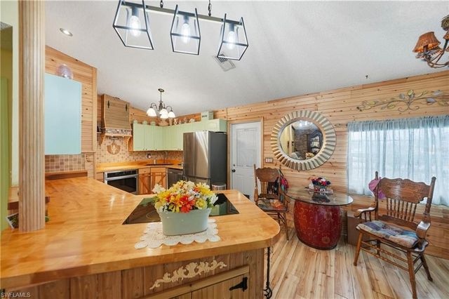 2213 NE 6th PL, Cape Coral, FL 33909