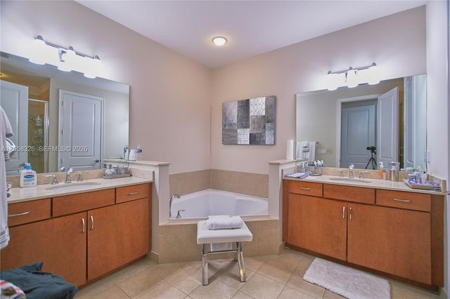 129 Riverwalk Circle E, Plantation, FL 33325