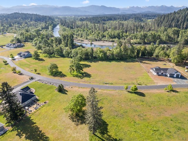 561 E Forks Circle, Cave Junction, OR 97523