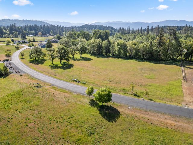 561 E Forks Circle, Cave Junction, OR 97523