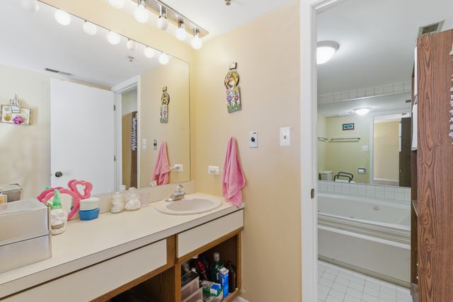 6010 Lake Bluff Drive 402, Tinley Park, IL 60477