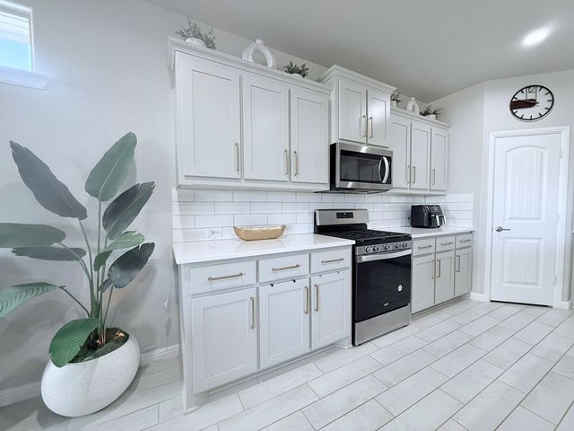 6102 Bobwhite Dr, Midland, TX 79705