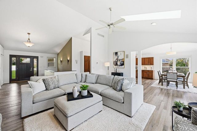 1619 Tallgrass CIRCLE, Waukesha, WI 53188