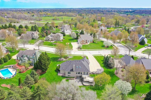 1619 Tallgrass CIRCLE, Waukesha, WI 53188