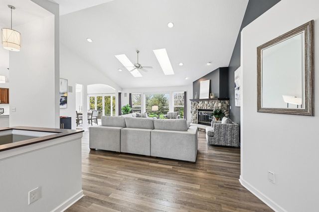 1619 Tallgrass CIRCLE, Waukesha, WI 53188