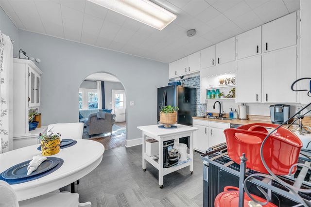 1319 John St, Winfield, KS 67156