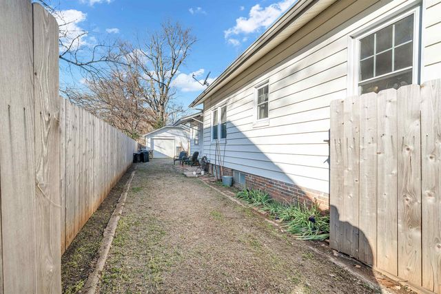 1319 John St, Winfield, KS 67156