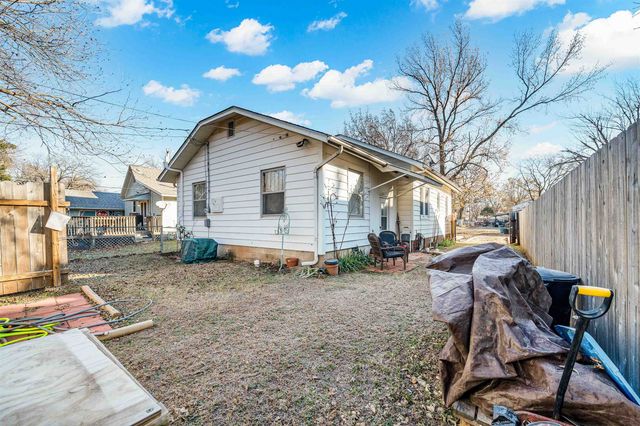 1319 John St, Winfield, KS 67156