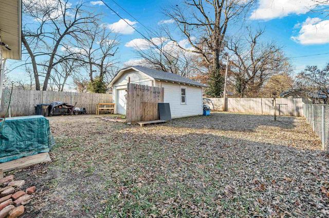 1319 John St, Winfield, KS 67156