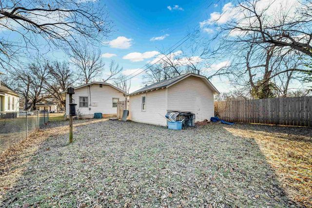1319 John St, Winfield, KS 67156