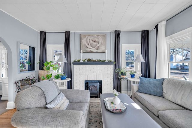 1319 John St, Winfield, KS 67156