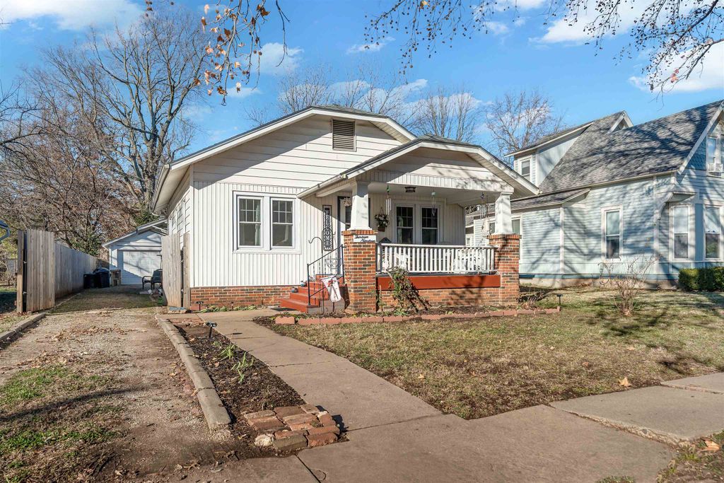 1319 John St, Winfield, KS 67156