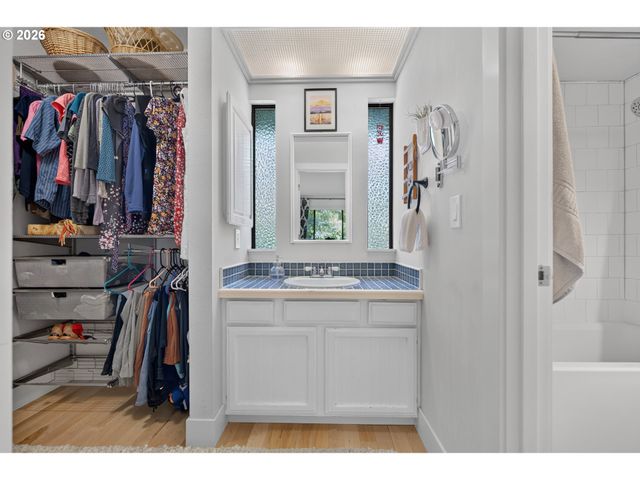 9925 Sw QUAIL POST Rd, Portland, OR 97219