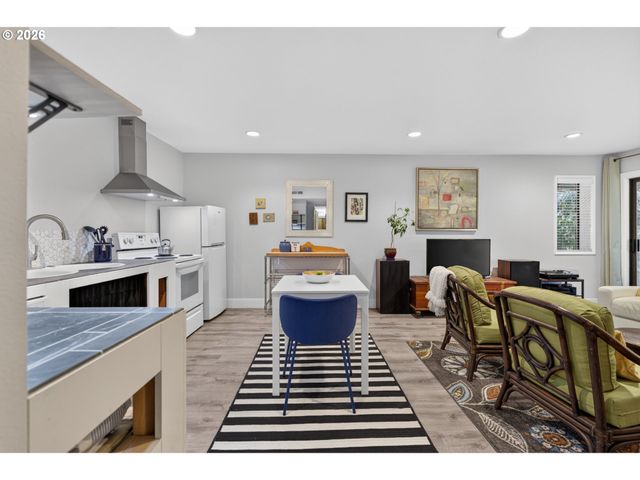 9925 Sw QUAIL POST Rd, Portland, OR 97219