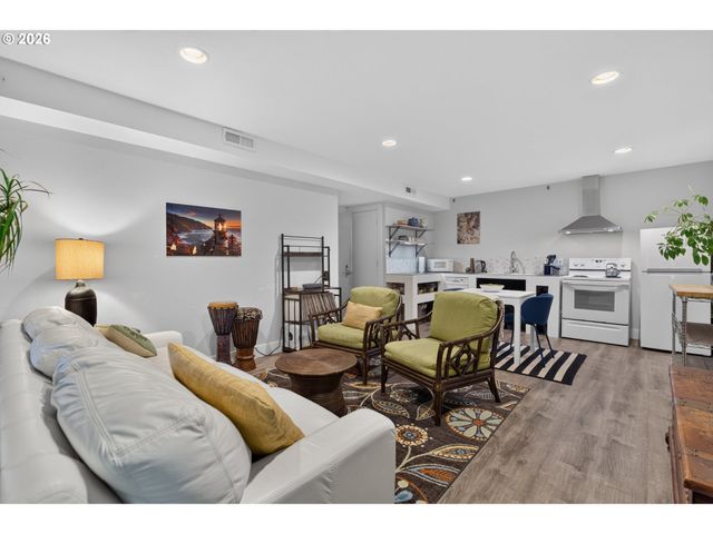 9925 Sw QUAIL POST Rd, Portland, OR 97219