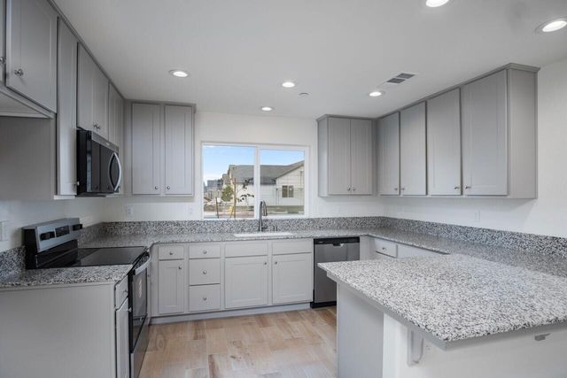 1354 N Camelot Street Brs 25, Porterville, CA 93257