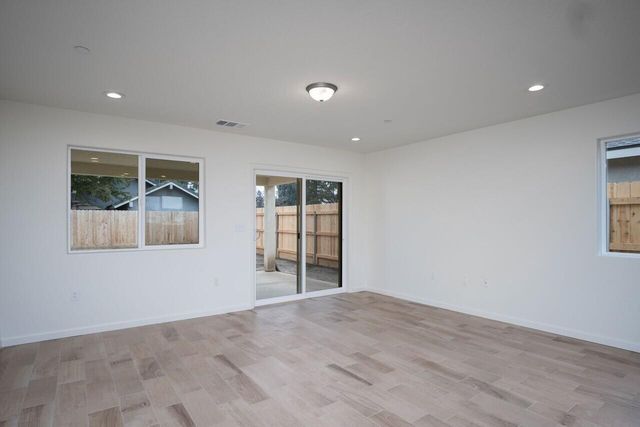 1354 N Camelot Street Brs 25, Porterville, CA 93257