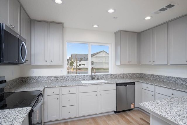 1354 N Camelot Street Brs 25, Porterville, CA 93257